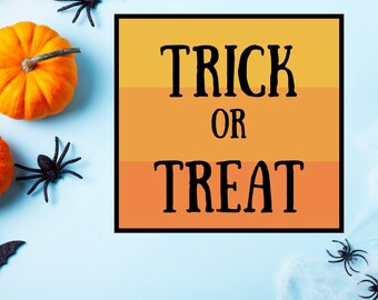 Puede incluir: Un fondo azul con un cartel que dice "Trick or Treat" en letras negras. Hay calabazas naranjas, arañas negras y una telaraña en el fondo.