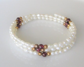 Bracelet vintage en perles baroques d’eau douce avec pierres précieuses grenat et perles plaquées or
