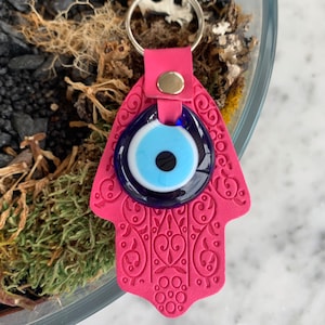 Faux Leather Hamsa Keychain with Blue Glass Evil Eye – Protective Charm for Keys & Bags