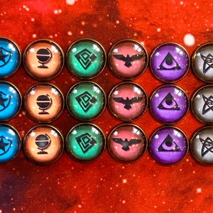 Fichas de acción de investigador premium con respaldo de latón compatibles con Arkham Horror: El juego de cartas
