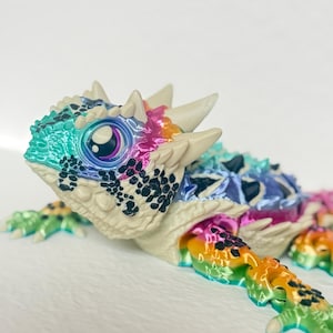 Estatueta de lagarto arco-íris – Grande lagarto com chifres impresso em 3D • Cores personalizadas sob encomenda • Brinquedo de lagarto articulado ou decoração de prateleira