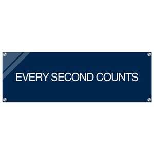 Puede incluir: Una pancarta azul oscuro con ojales plateados y una franja diagonal blanca en la esquina superior izquierda. La pancarta dice "EVERY SECOND COUNTS" en texto blanco.