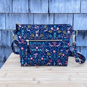 Bolso pequeño Cambridge / Bandolera / Monedero / Rifle Paper Co. / Wildwood Floral Metallic / Azul marino