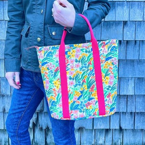 Bolso de mano Buckthorn de lona de Rifle Paper Co., pequeño con cierre de cremallera, estampado floral de zarzamoras, blanco.