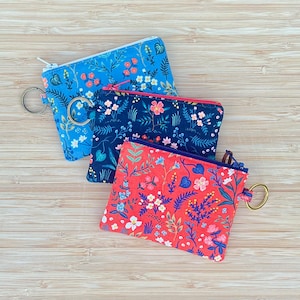 Mini porte-clés avec pochette à fermeture éclair | Rifle Paper Co | Bois sauvage floral métallisé