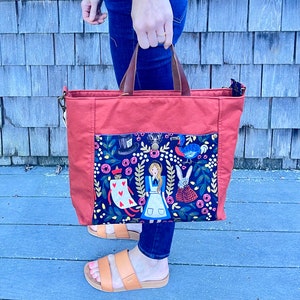 Bolso tote/bandolera Alice de Rifle Paper Co., lona encerada color óxido + Alicia en el país de las maravillas