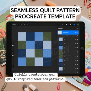 Puede incluir: Una tableta digital muestra una plantilla de patrón de edredón en una aplicación Procreate. El diseño presenta una cuadrícula de cuadrados azules y verdes. El texto en la parte superior dice "SEAMLESS QUILT PATTERN PROCREATE TEMPLATE". El texto inferior dice: "¡Crea rápidamente tus propios patrones sin costuras inspirados en edredones!"