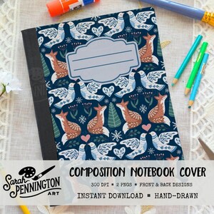 Peut inclure: Couverture de cahier de composition avec un motif de renards, d'oiseaux et de flocons de neige sur fond bleu foncé. La couverture comporte une étiquette vierge et le texte "COMPOSITION NOTEBOOK COVER". Des crayons et un bâton de colle sont visibles.