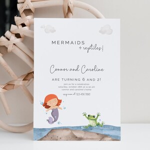 以下が含まれることがあります： 人魚と爬虫類をテーマにした誕生日パーティーの招待状。招待状には、赤い髪の漫画の人魚と緑色のカエルが描かれています。テキストには、「Mermaids + Reptiles! ConnorとCarolineは6歳と2歳になります！ 10月28日（土）午前11時30分、ConnorとCarolineの家でのお祝いにご参加ください。RSVPは123.456.7890まで」と記載されています。
