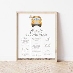 Könnte beinhalten: Eine Illustration eines gelben Schulbusses auf weißem Hintergrund. Der Text "Max's Second Year" steht oben auf der Seite. Die Seite listet Max's Lieblingsaktivitäten, Spitznamen, Gewicht, Größe und Fähigkeiten auf.