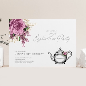 Puede incluir: Una tarjeta de invitación blanca con un diseño floral en tonos morados y dorados. El texto de la tarjeta dice "Join us for an English Tea Party" y "En honor al 31 cumpleaños de Jenna".