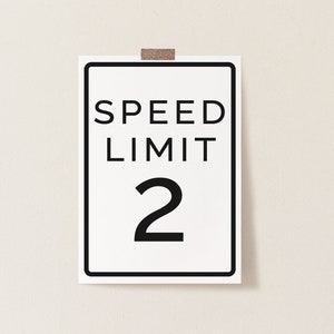 Snelheidslimietbord, bewerkbare sjabloon, twee snelle twee nieuwsgierige, afdrukbare plaatskaarten, snelheidslimiet 2, feestextra's, tafelnummers, LP21-007j