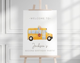 Op de afbeelding: Een welkomstbord voor een verjaardagsfeest met een gele schoolbus, een stopteken en ballonnen. Het bord zegt "Welkom op Jacksons tweede verjaardagsfeest!"