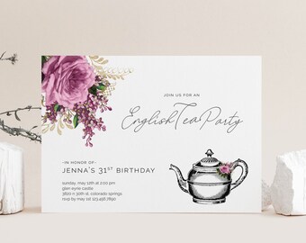 以下が含まれることがあります： 紫と金の色の花柄が施された白い招待状。カードには「Join us for an English Tea Party」と「Jennaの31歳の誕生日を祝って」と書かれています。