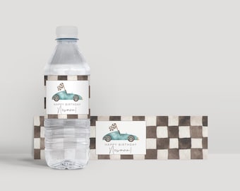 Puede incluir: Etiqueta de botella de agua con un fondo a cuadros y un coche de carreras azul con una bandera a cuadros. El texto de la etiqueta dice "¡Feliz cumpleaños [Nombre]!".