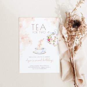 Puede incluir: Una invitación a una fiesta de té rosa y blanca con una ilustración de acuarela de una tetera vertiendo té en una taza. El texto dice "Tea for Two" y "Join us for a Bar-Tea to celebrate Elyse's second birthday!" con detalles para el evento.