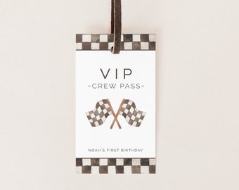 Puede incluir: Tarjeta blanca con borde de cuadros negros y el texto "VIP -CREW PASS- Noah's First Birthday". Una bandera a cuadros blanco y negro está ilustrada en el centro de la tarjeta.