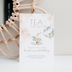 Puede incluir: Una invitación a una fiesta de té con una ilustración de acuarela de una tetera vertiendo té en una pila de tazas de té. La invitación dice "Té para dos" y es para el segundo cumpleaños de Hannah. El evento es el domingo 19 de septiembre a las 11:00 am en 1234 Cedarwood Drive en Daytona Beach, FL. RSVP a mamá al 123.456.7890.