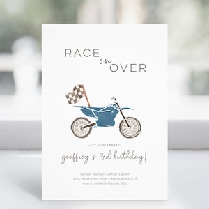 Invitación de cumpleaños de moto de cross, plantilla editable, carreras de motocross, banderas de carreras vintage, fiesta de moto de cross azul, dos curiosos, LP21-029a