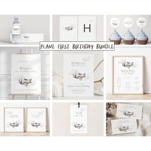 Könnte beinhalten: Ein Set druckbarer Partydekorationen für einen ersten Geburtstag mit Flugzeug-Thema. Das Set beinhaltet ein Willkommens-Schild, eine Einladung, Essensschilder, ein VIP-Schild und ein Schild für den ersten Flug. Die Dekorationen zeigen eine Aquarell-Illustration eines Flugzeugs, das in den Wolken fliegt.