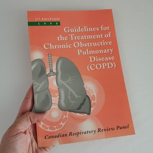 Op de afbeelding: Een boek getiteld "Guidelines for the Treatment of Chronic Obstructive Pulmonary Disease (COPD)" met een diagram van de longen op de omslag. Het boek is de 1e editie en werd in 1998 gepubliceerd. Het boek is uitgegeven door het Canadian Respiratory Review Panel.