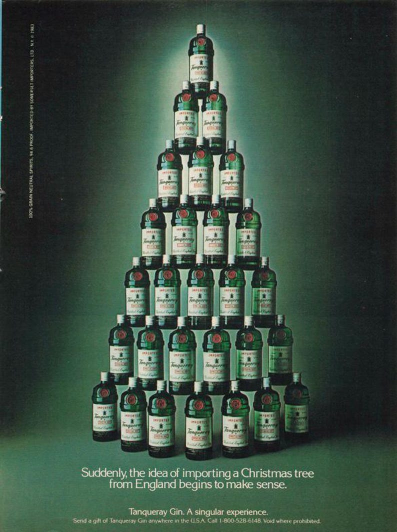 K&ouml;nnte beinhalten: Ein Weihnachtsbaum aus gr&uuml;nen Tanqueray Gin-Flaschen mit wei&szlig;en Etiketten und roten Siegeln. Der Text lautet: &bdquo;Pl&ouml;tzlich macht die Idee, einen Weihnachtsbaum aus England zu importieren, Sinn.&ldquo;