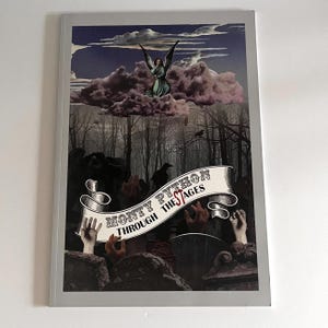 Puede incluir: Una portada de libro con un diseño oscuro y gótico. La portada presenta una pancarta con el texto "Monty Python Through The Stages" y una imagen de una figura alada en una nube sobre un bosque.