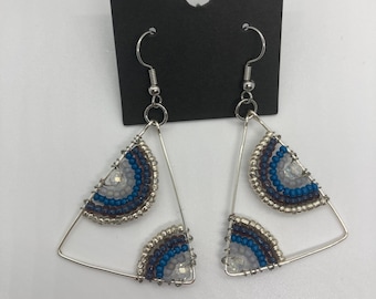 Blauwe ombre - grote driehoekige hoepeloorbellen - handgemaakte sieraden met kralen
