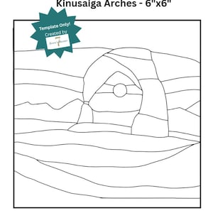 Op de afbeelding: Een zwart-wit Kinusaiga Arches sjabloon van 15,24 cm bij 15,24 cm. De lijntekening toont een natuurlijke rotsboogformatie met een cirkelvormige zon op de achtergrond. Een blauwgroene stervormige badge bevat de tekst Template Only! Created by Seven's Bazaar.