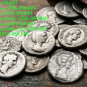 Puede incluir: Un conjunto de antiguas monedas romanas de plata, con retratos e inscripciones, sobre una superficie de madera. El texto en verde enumera emperadores y sus fechas de reinado, incluyendo Nerva, Trajano Decio y Valeriano I.