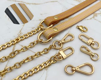 Peut inclure: Trois chaînes dorées avec différents styles de maillons, deux lanières en cuir de couleur beige et crème avec des coutures jaunes, et cinq fermoirs dorés. Les chaînes et les lanières sont pour un sac à main ou une bourse.