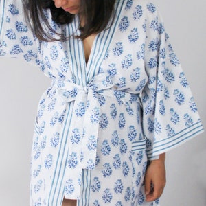 Roupão &quot;RITA&quot; da Amaari, azul e branco, floral, feito à mão, algodão, loungewear, casaco, roupa de maternidade, férias, verão,
