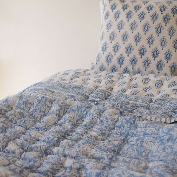 Tagesdecke / Quilt ''NEELA'' by Amaari, blau / weiß, chic, Bettdecke, 100 % Baumwolle, sommerdecke, schlafzimmer, deko, boho, bett, Blumig