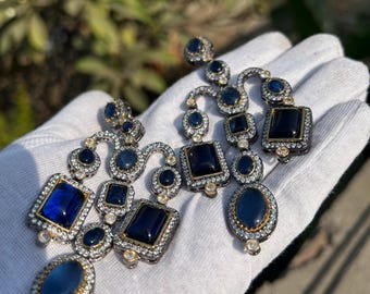 Orecchini lunghi con diamanti e zirconio verde smeraldo, Chaandbalis vittoriano