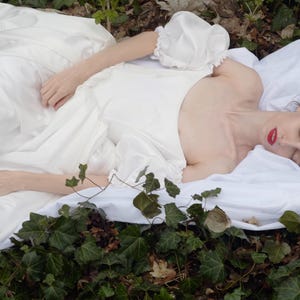 Vestido de novia de seda con corsé y falda, mangas abullonadas y mangas abullonadas. imagen 13