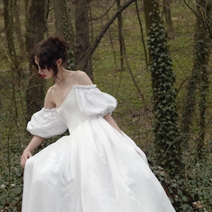 Vestido de novia de seda con corsé y falda, mangas abullonadas y mangas abullonadas. imagen 14