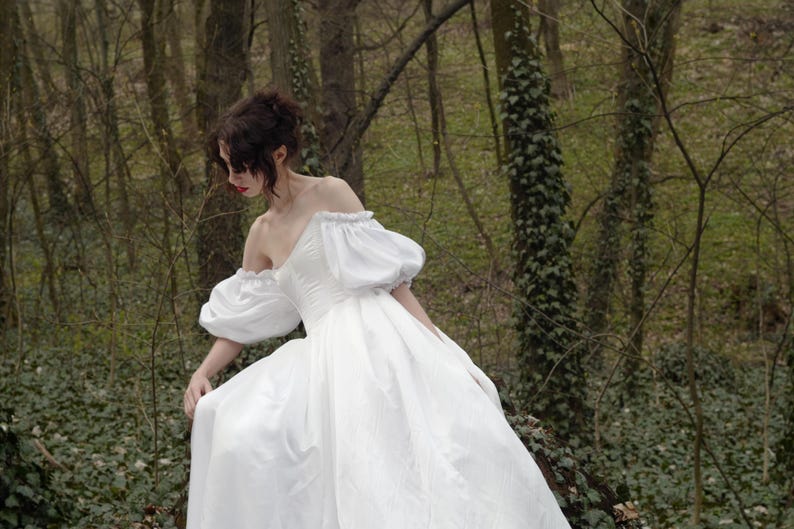 Vestido de novia de seda con corsé y falda, mangas abullonadas y mangas abullonadas. imagen 14
