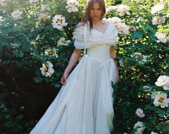 Off-shoulder gekreukt katoen, trouwjurk, korset en silhouetjurk