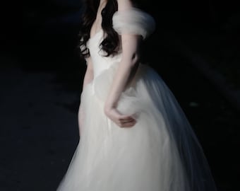 Romantic Off-Shoulder Tulle Wedding Dress