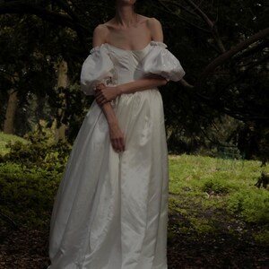 Vestido de novia de seda con corsé y falda, mangas abullonadas y mangas abullonadas. imagen 5