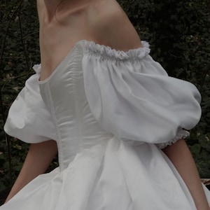 Vestido de novia de seda con corsé y falda, mangas abullonadas y mangas abullonadas. imagen 12