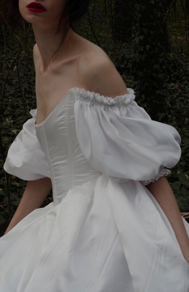 Vestido de novia de seda con corsé y falda, mangas abullonadas y mangas abullonadas. imagen 12