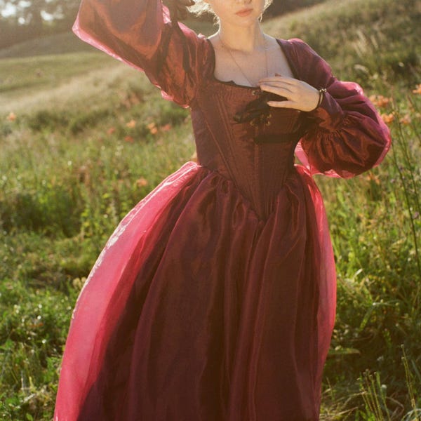 Abito a corsetto reversibile in organza rossa, stile XVIII secolo