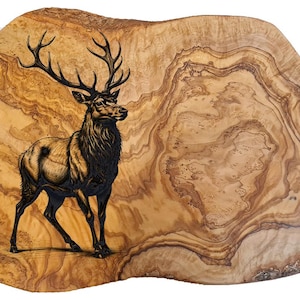 Könnte beinhalten: Ein Holz-Servierbrett mit einem detaillierten Schwarzweißbild eines Hirsches mit großen Geweih. Das Brett hat ein natürliches Holzmaserungsmuster mit braunen und beigefarbenen Tönen.