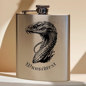 Könnte beinhalten: Eine silberne Trinkflasche mit einem schwarz-weißen Bild eines Schlangenkopfes und -halses. Der Text "Wunschtext" ist unter dem Bild aufgedruckt.