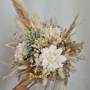 Brautstrauß Weiß Beige Ivory Dahlien Bohostrauß Pampasgras Trockenblumenstrauß Boho Strauß Trockenblumen Sommer Hochzeit Bild 4