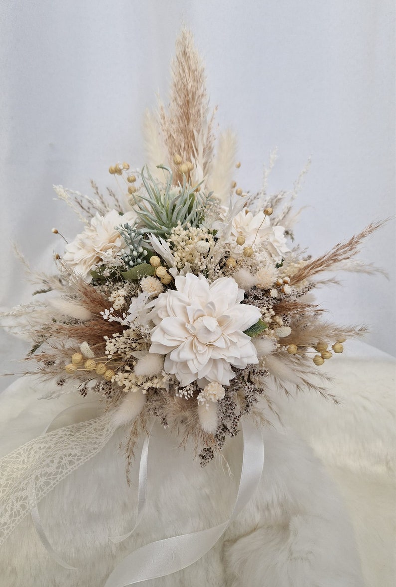 Brautstrauß Weiß Beige Ivory Dahlien Bohostrauß Pampasgras Trockenblumenstrauß Boho Strauß Trockenblumen Sommer Hochzeit Bild 2