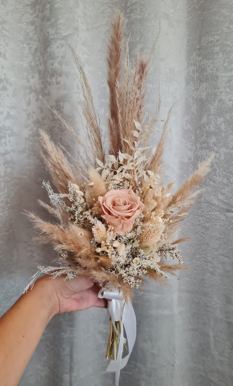 Kleiner Brautjungfern Strauß Brautstrauß ewige Rose Nude Bohostrauß Pampasgras Trockenblumenstrauß Boho Trockenblumen Standesamt Hochzeit Bild 5