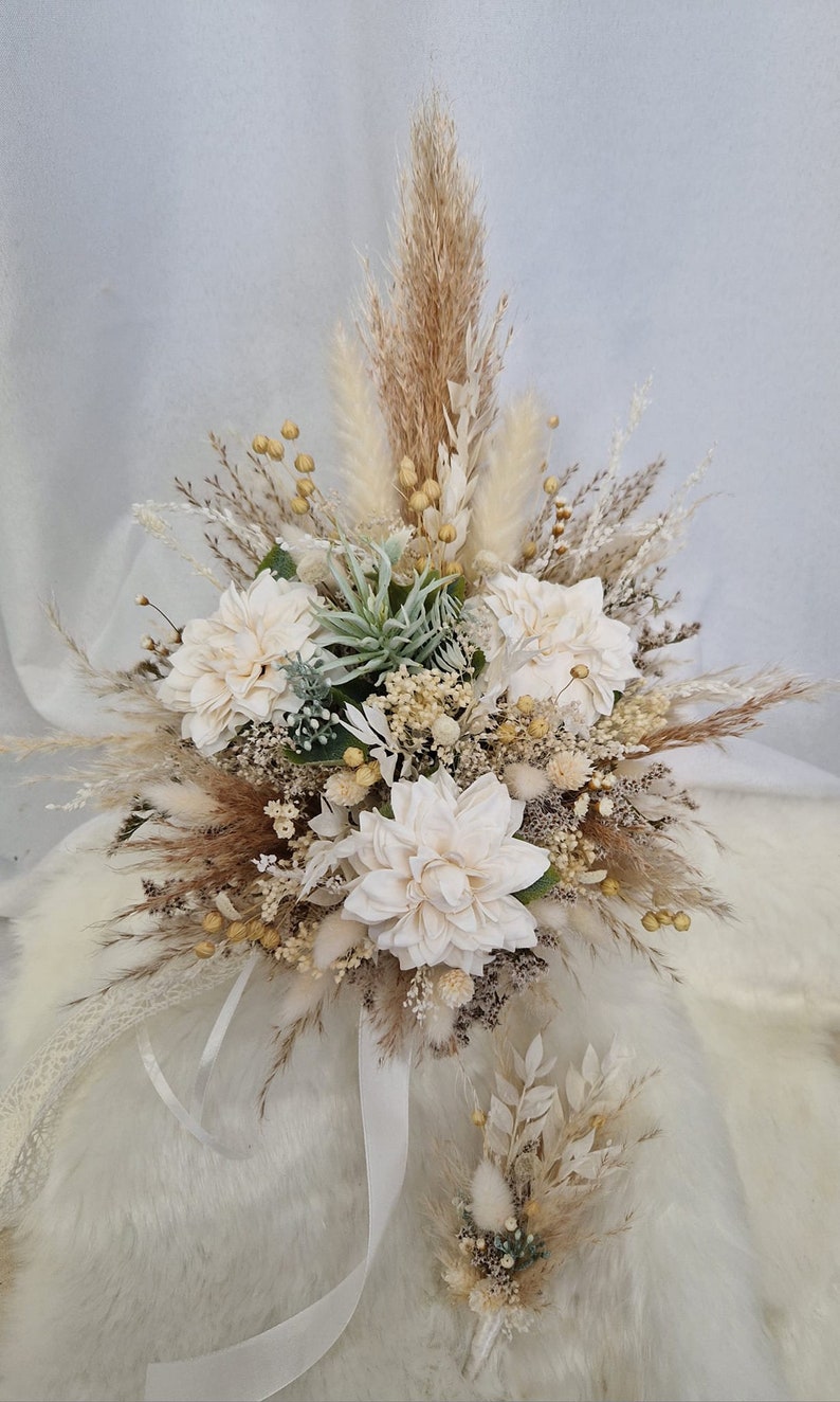 Brautstrauß Weiß Beige Ivory Dahlien Bohostrauß Pampasgras Trockenblumenstrauß Boho Strauß Trockenblumen Sommer Hochzeit Bild 1