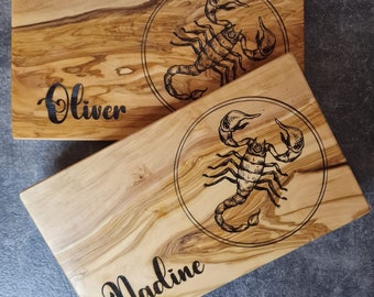 Olivenholz Frühstücksbrett Schneidebrett mit Gravur, Name Sternzeichen Holz Geschenk personalisiert für Mann Frau Geburtstag Olivenholzbrett